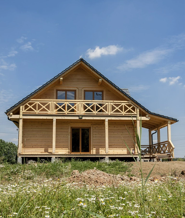 drewniany dom z balkonem
